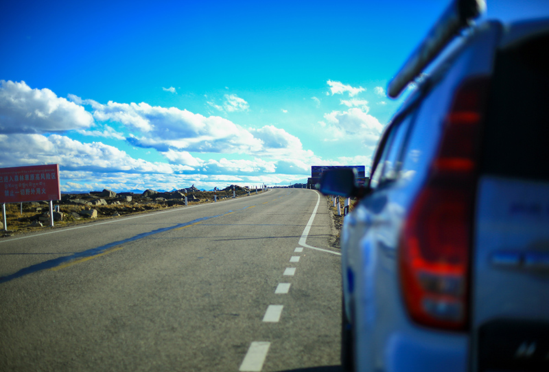 成都到稻城亞丁包車多少錢？