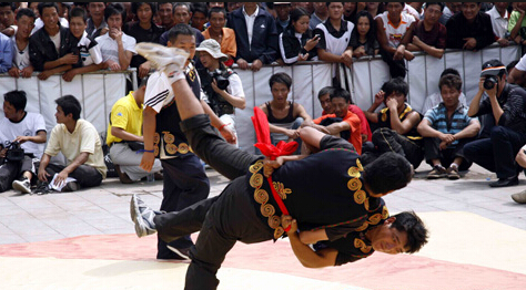 西昌火把節(jié)娛樂(lè)之摔跤