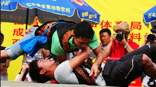 西昌火把節(jié)娛樂(lè)之摔跤