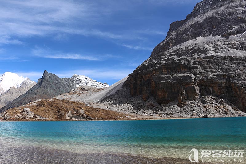 小雪過后 稻城亞丁牛奶海結(jié)冰了